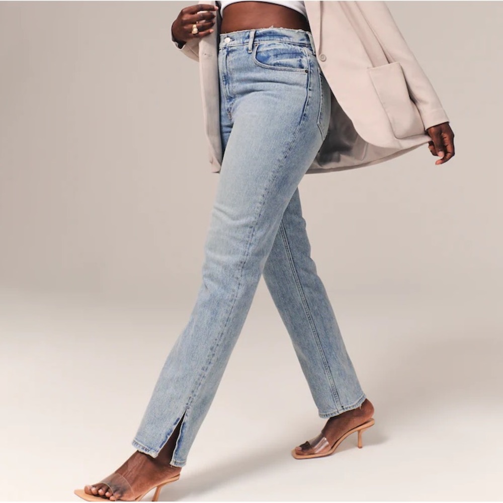 Abercrombie and Fitch Curve Love Ultra High Rise 90s Straight Jean - 28 SHORT